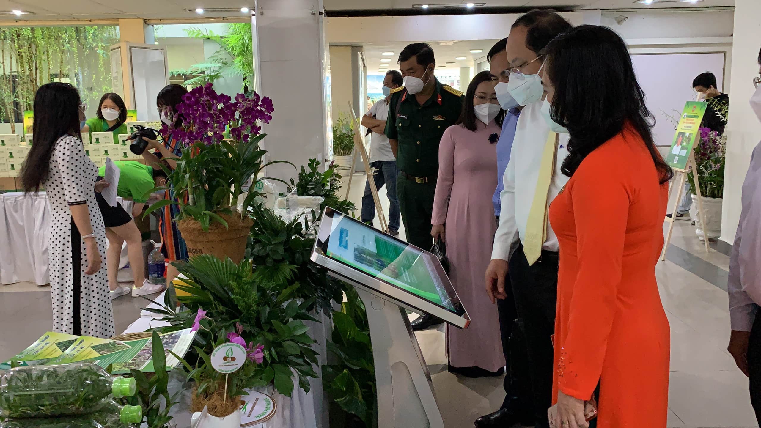 Tùng Việt cung cấp màn hình cảm ứng tại Lễ tuyên dương nông dân tiêu biểu