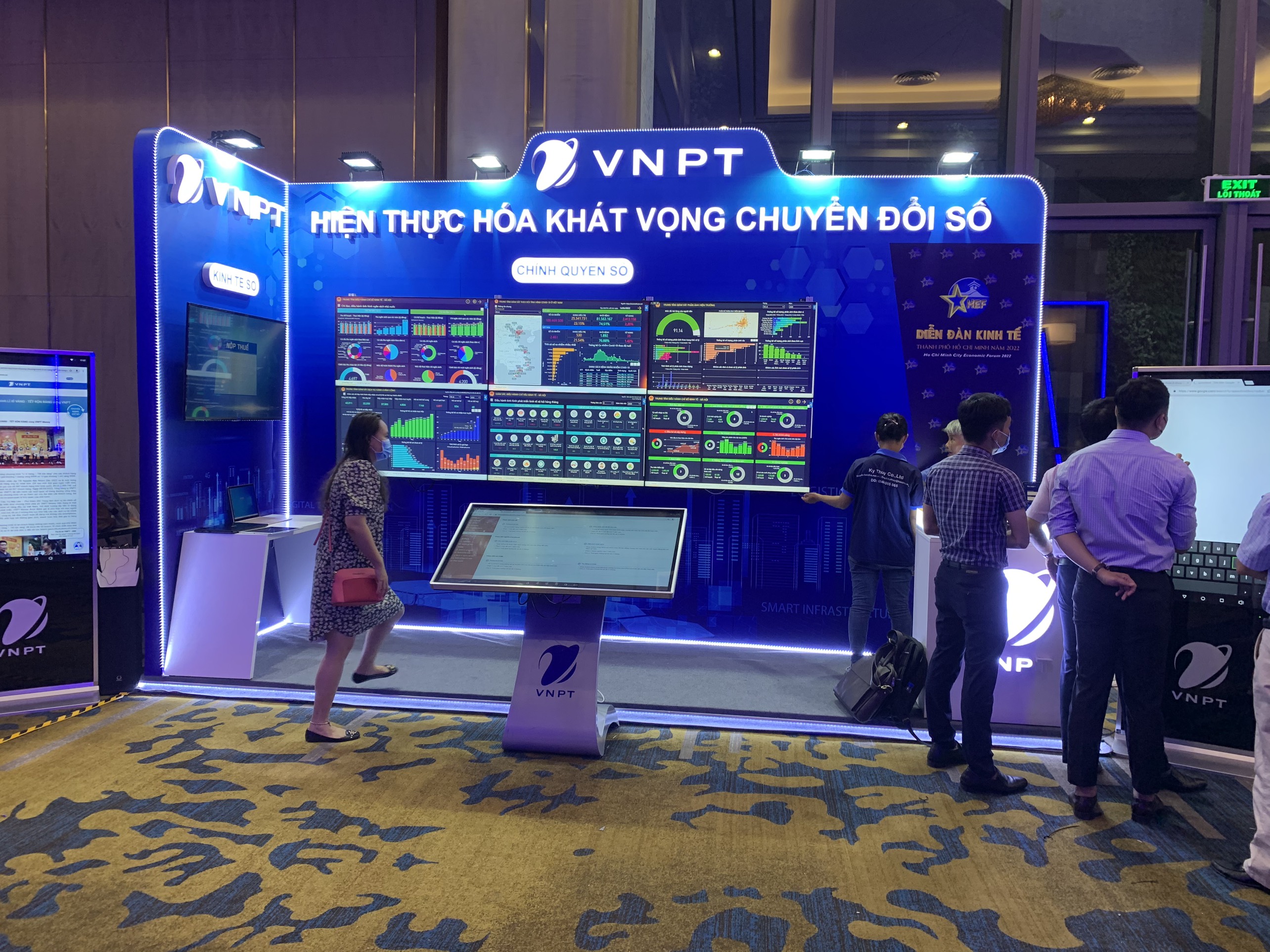Tùng Việt cho thuê màn hình ghép tại Diễn đàn Kinh tế HCM 2022