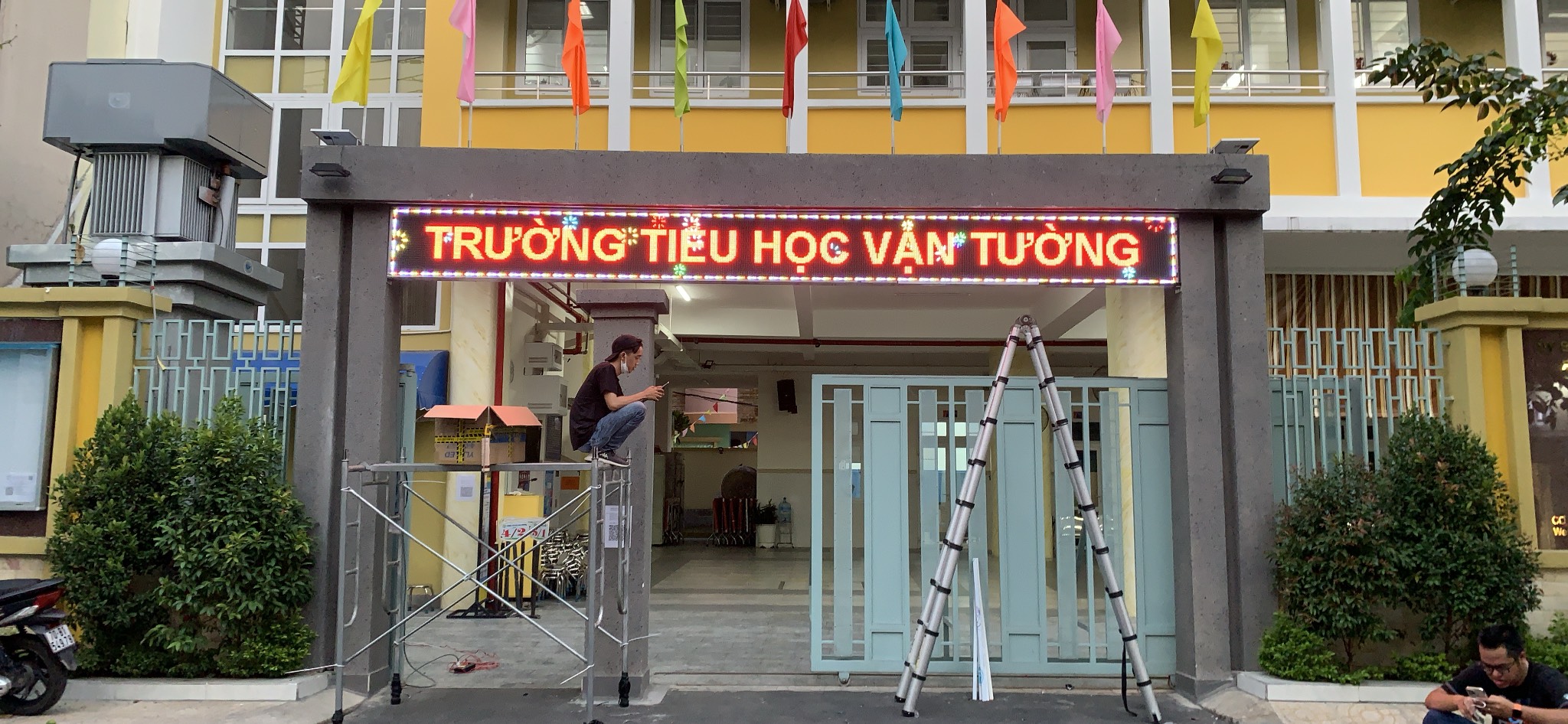 Tùng Việt thi công lắp đặt bảng LED cổng trường tại trường tiểu học Vạn Tường