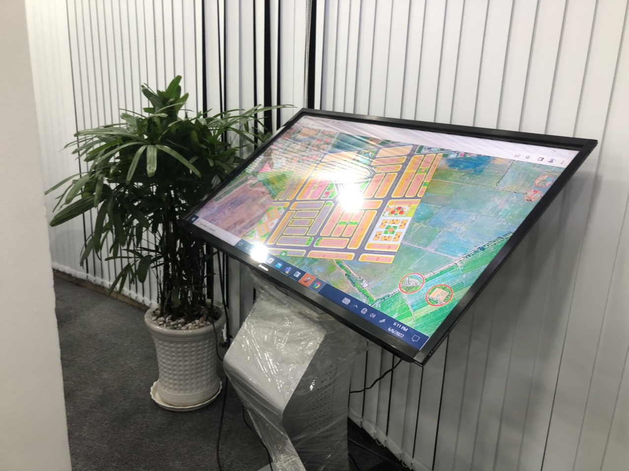 Màn hình LCD Cảm ứng chân quỳ - Giải pháp hiển thị tương tác hiện đại
