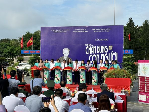 Kỷ niệm 20 năm ngày thành lập BQL Quảng trường Hồ Chí Minh và tượng đài Bác Hồ