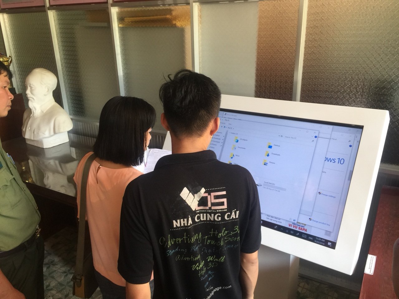 Tùng Việt cung cấp màn hình cảm ứng tra cứu thông tin cho phòng truyền thống