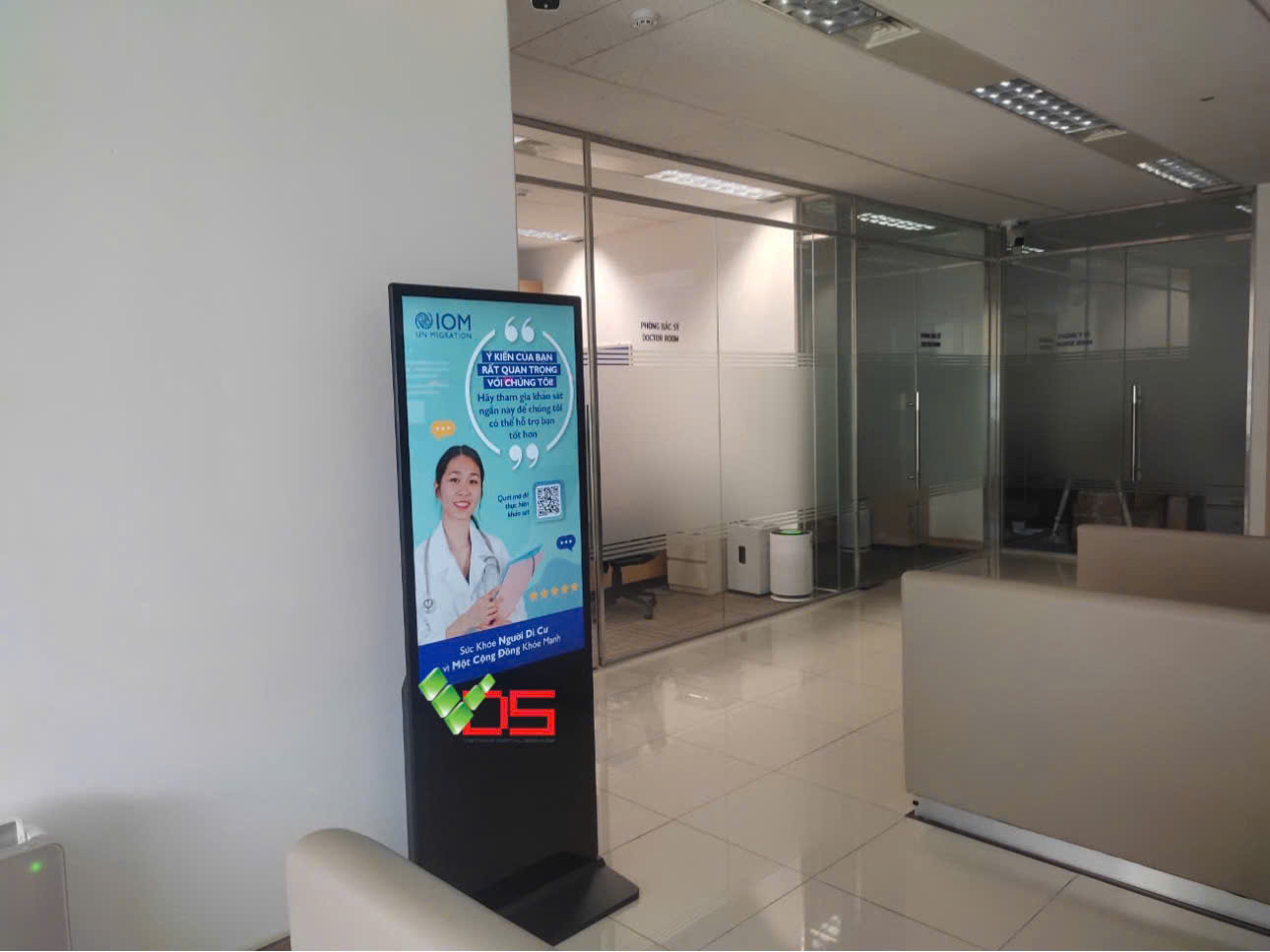 VDS - Màn hình cảm ứng chân đứng dành cho bệnh viện: Giải pháp tra cứu thông tin hiệu quả cho người bệnh và thân nhân