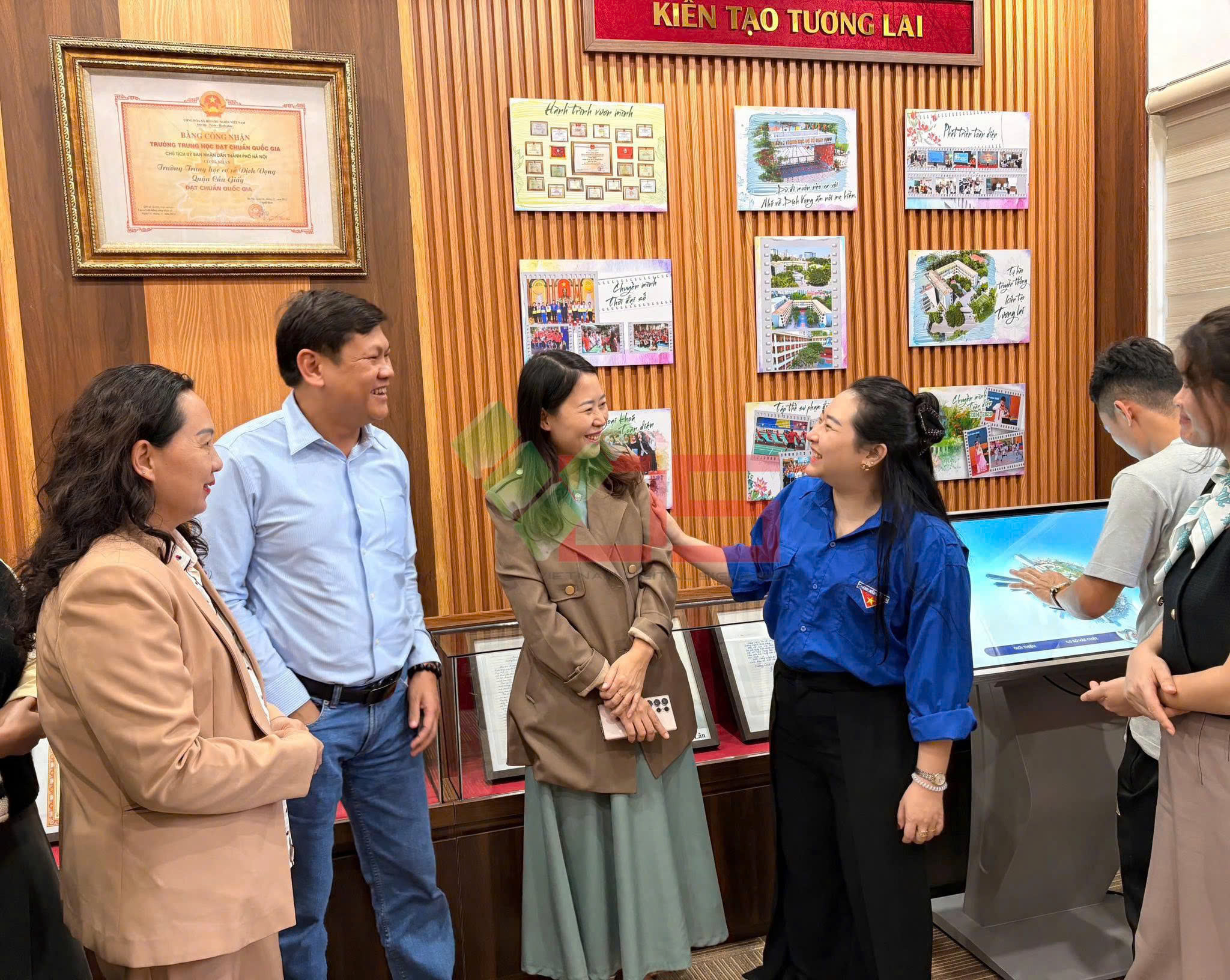 CỰU HỌC SINH TRAO TẶNG TRƯỜNG THCS DỊCH VỌNG MÁY KIOSK CẢM ỨNG NHÂN DỊP KỈ NIỆM 70 NĂM THÀNH LẬP TRƯỜNG