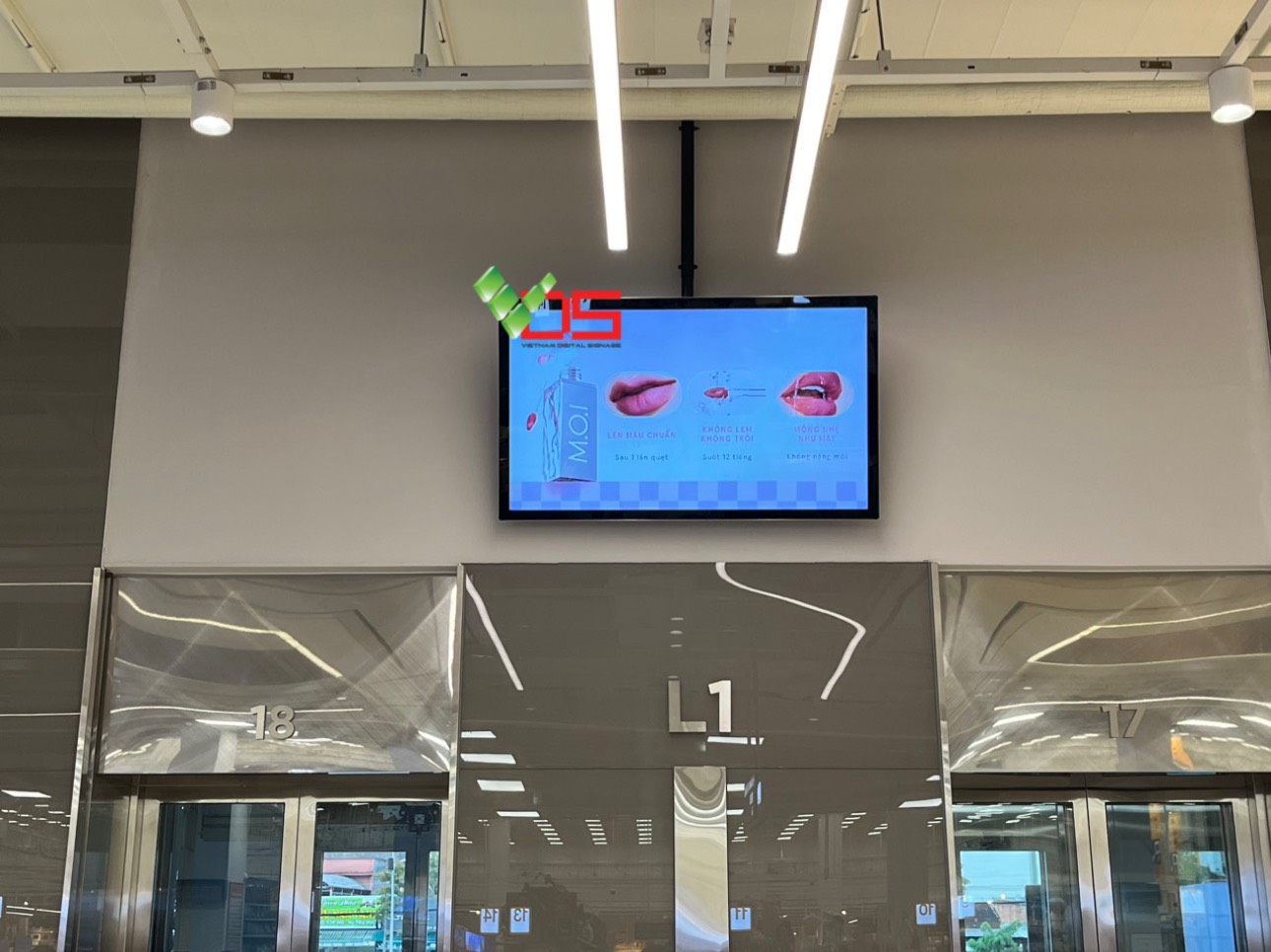 Màn Hình Quảng Cáo Treo Tường: “Chiêu 5 Giây” Khiến Khách Dừng Lại Nhìn – Nhiều Doanh Nghiệp Đang Làm Mà Bạn Chưa Biết