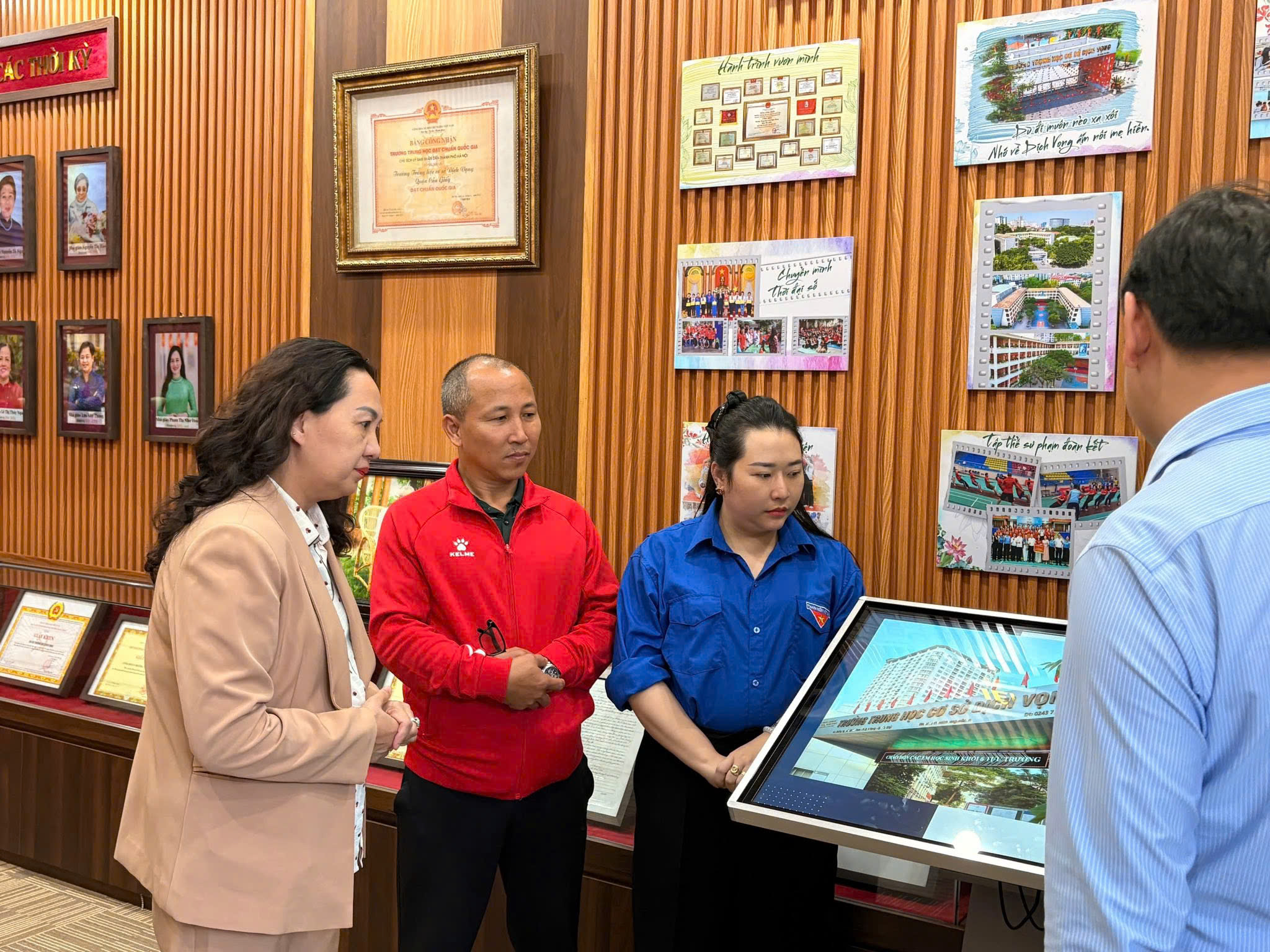 Phòng Truyền Thống Trường THCS Dịch Vọng – Nơi Lưu Giữ Ký Ức, Thắp Lửa Tự Hào ✨