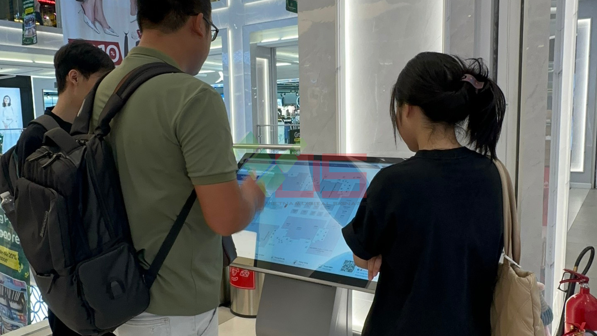 Màn Hình Cảm Ứng Chân Quỳ Và Phần Mềm Wayfinding Trong TTTM – Giải Pháp Nâng Cao Trải Nghiệm Khách Hàng Thời Đại Số