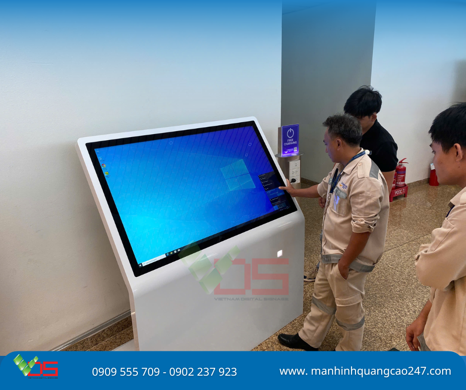 ✈️ VDS Bàn Giao Màn Hình Cảm Ứng Chân Cong Cho Sân Bay – Giải Pháp Hiển Thị Thông Minh Nâng Tầm Trải Nghiệm Hành Khách