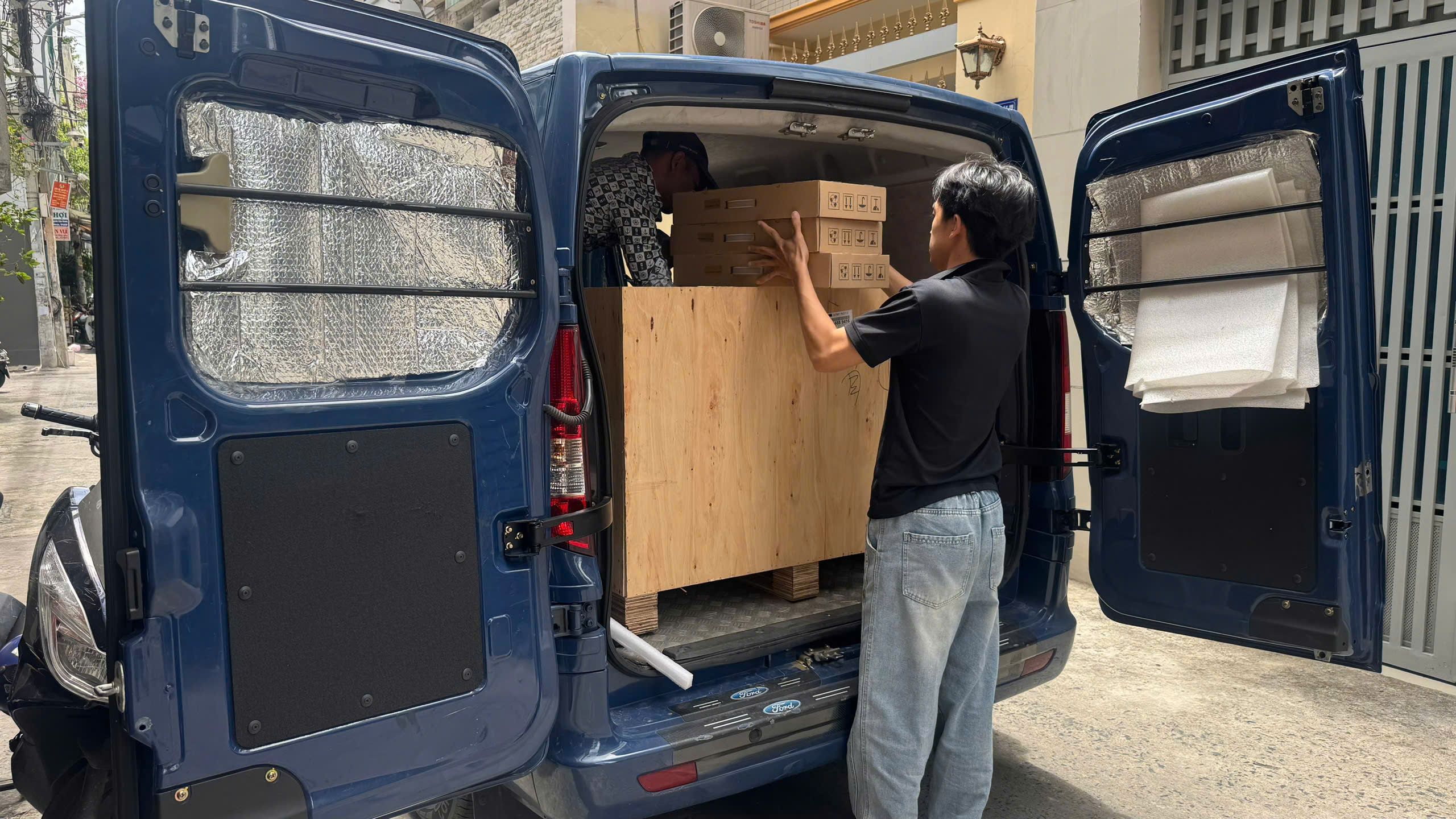 Kiện Hàng Máy Chiếu Nhập Kho – Sẵn Sàng Bàn Giao Đến Khách Hàng, Cam Kết Chất Lượng Và Tiến Độ Cùng VDS
