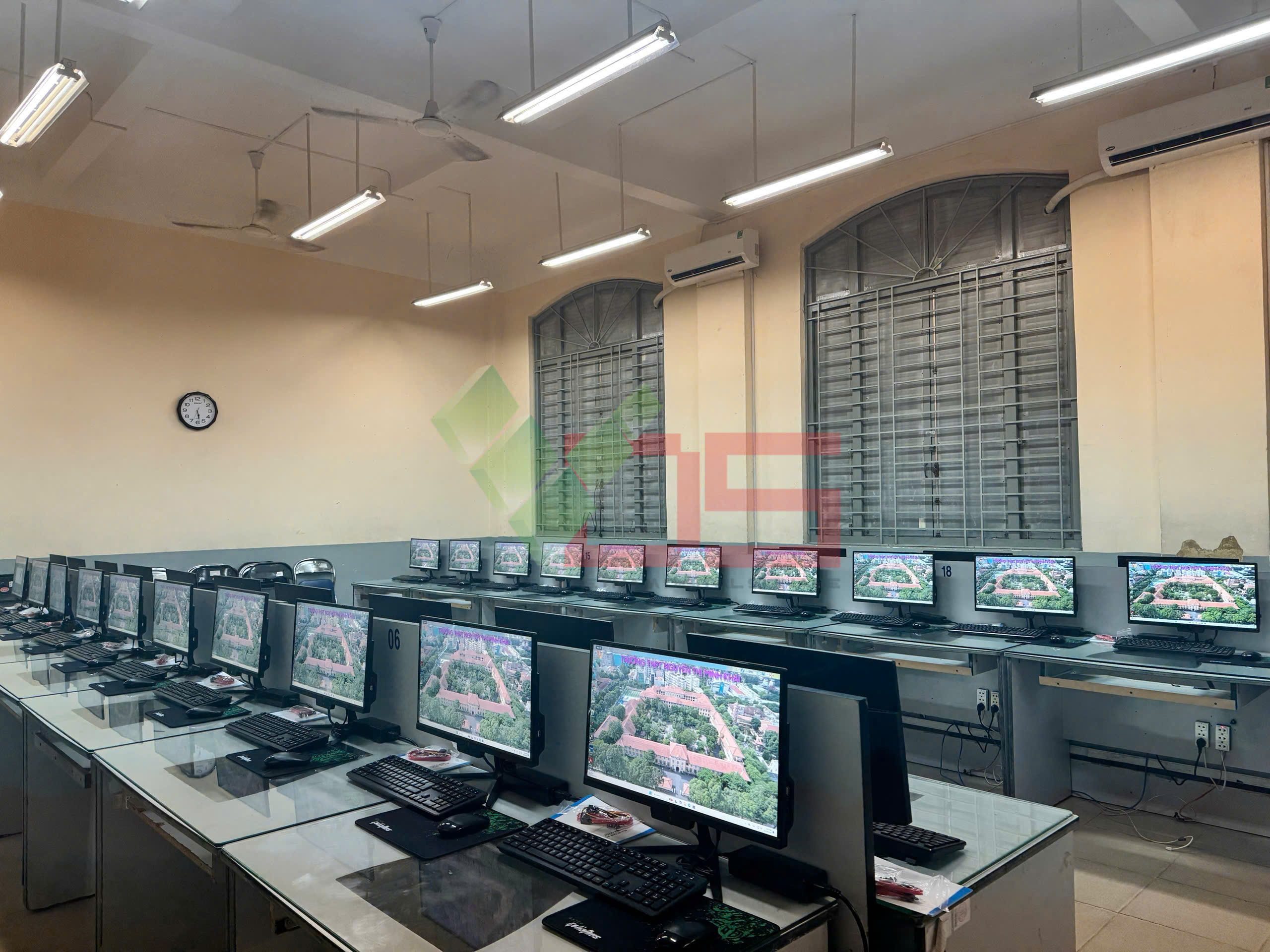 Màn Hình Máy Tính Phòng Lab – Giải Pháp Hiển Thị Chuyên Nghiệp Cho Phòng Thực Hành Hiện Đại