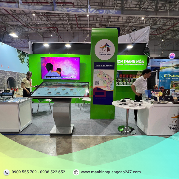 Kiosk cảm ứng chân quỳ 49 inch tại sự kiện – Điểm chạm công nghệ thu hút khách hàng