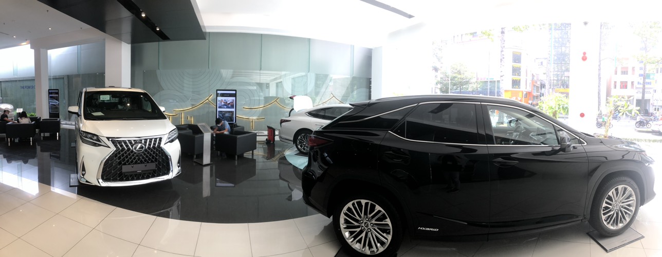 Công ty Tùng Việt thi công màn hình quảng cáo tại showroom oto Lexus