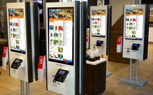 kiosk cảm ứng tại cửa hàng