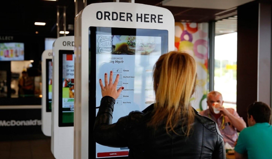 Màn hình cảm ứng dành cho kiosk đặt hàng và những điều bạn cần biết