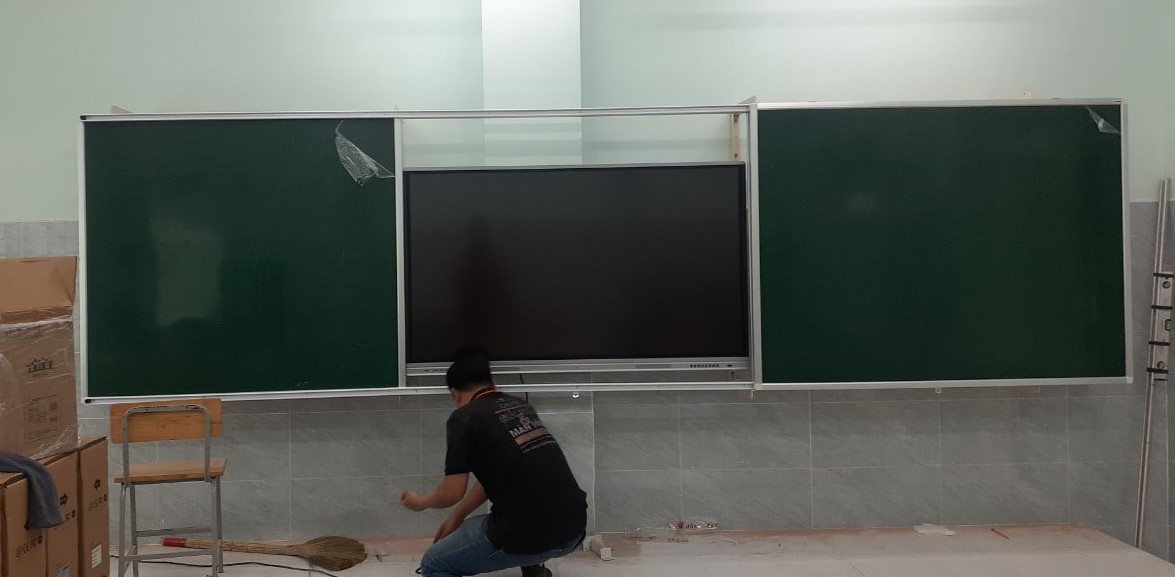 Thi công bảng trượt và màn hình LCD tại Trường THCS Bình Tây